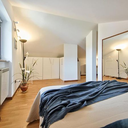 5 Miglia Apartment La Mansarda A โกลเลญโญ ภายนอก รูปภาพ