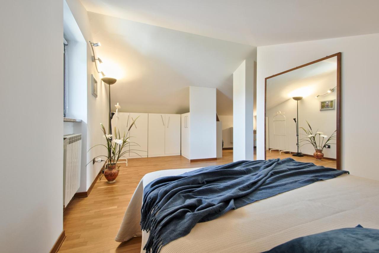 5 Miglia Apartment La Mansarda A โกลเลญโญ ภายนอก รูปภาพ