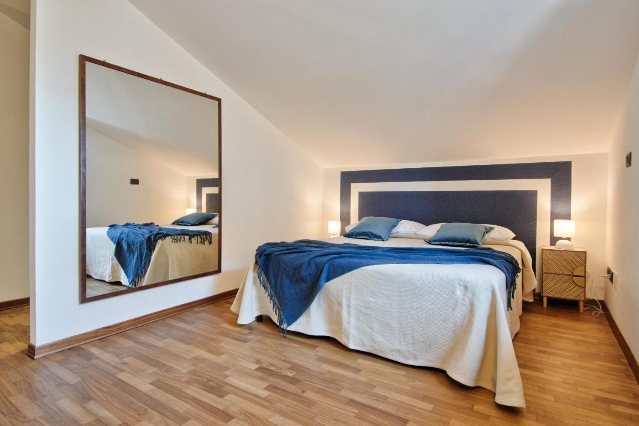 5 Miglia Apartment La Mansarda A โกลเลญโญ ภายนอก รูปภาพ