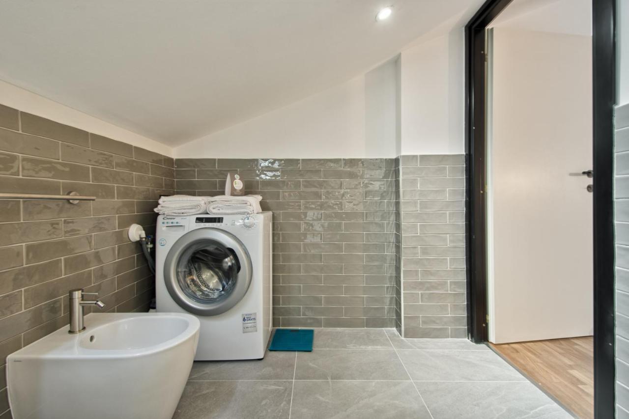 5 Miglia Apartment La Mansarda A โกลเลญโญ ภายนอก รูปภาพ