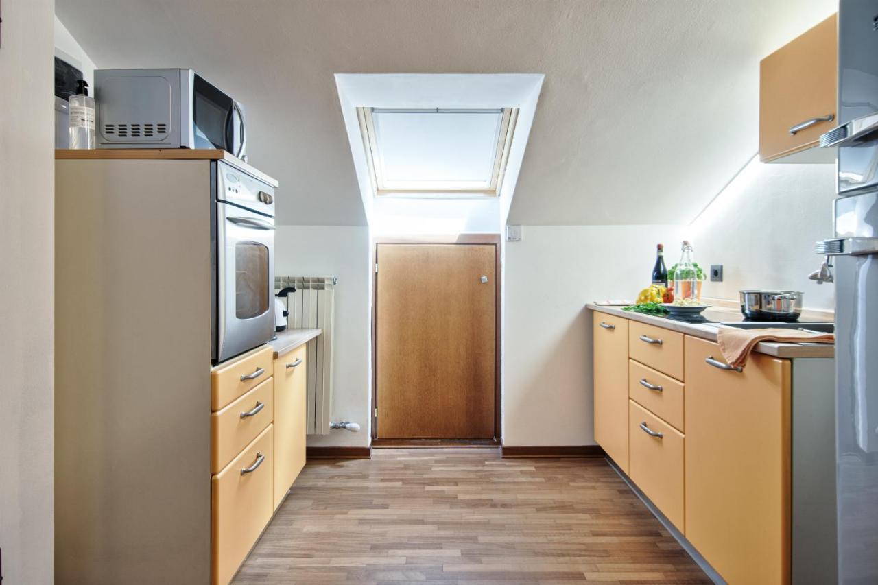 5 Miglia Apartment La Mansarda A โกลเลญโญ ภายนอก รูปภาพ