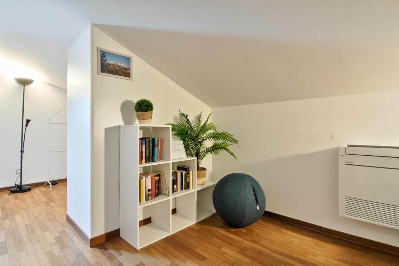 5 Miglia Apartment La Mansarda A โกลเลญโญ ภายนอก รูปภาพ